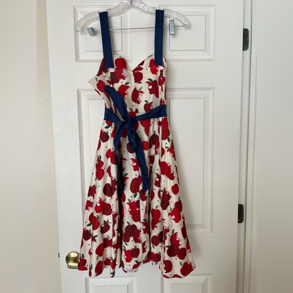 Disney Dress Shop Snow White Evil Queen Poison Bit Apple Dress - Picture 3 of 6